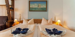 Hypo-allergenic bedding, individually furnished, desk, laptop workspace - Hotel Garni Godenhof (Wanderup)