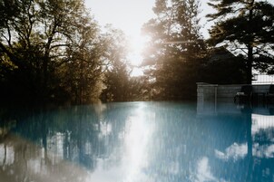 Una piscina al aire libre de temporada