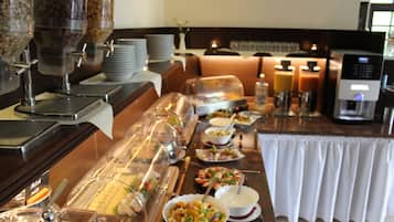 Café da manhã com buffet grátis todos os dias