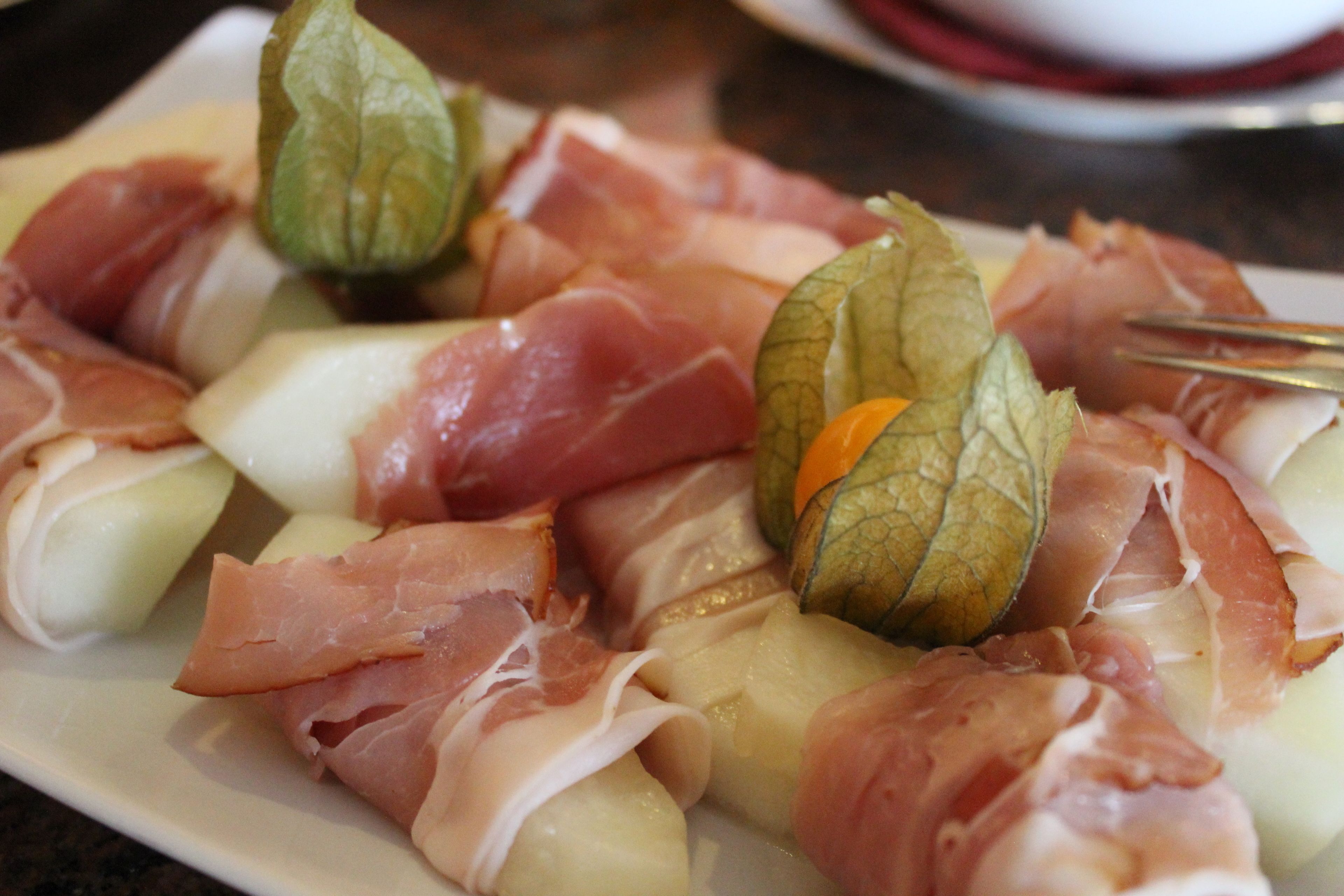 Un plato de embutidos y queso.