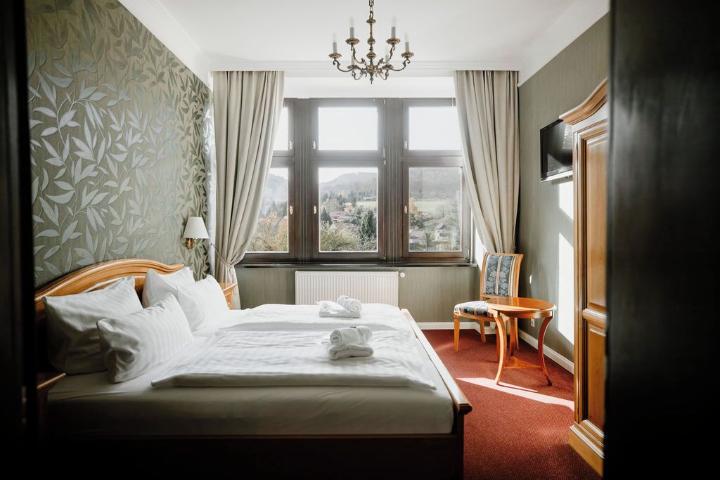 Een minibar, een bureau, babybedden, extra bedden