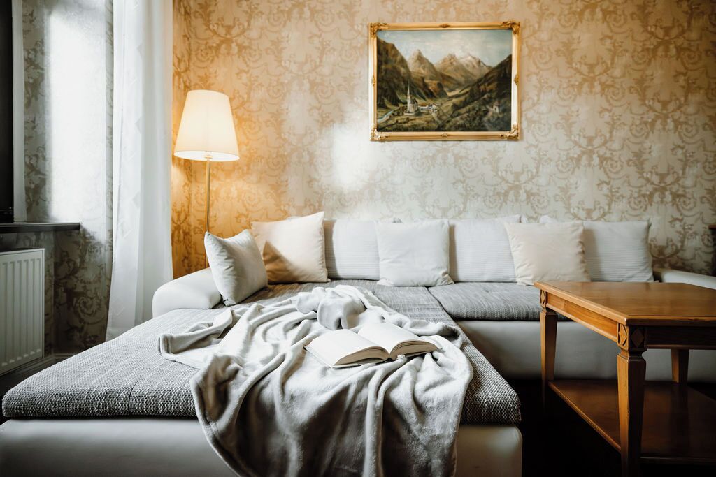 Minibar, Schreibtisch, Babybetten, Zustellbetten