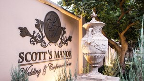 Schild für Scott's Manor, das anzeigt, dass es ein Veranstaltungsort für Hochzeiten und Konferenzen ist.
