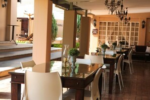 Breakfast and dinner served - Scott's Manor & Conference Venue (Lichtenburg)