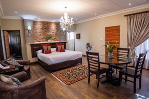In-room safe, desk, iron/ironing board, free WiFi - Scott's Manor & Conference Venue (Lichtenburg)