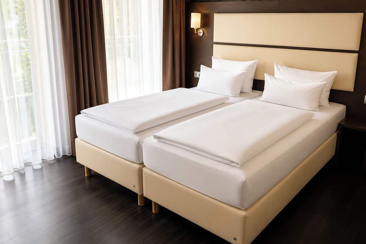 Habitación doble Confort | Ropa de cama de alta calidad y artículos del minibar gratis 