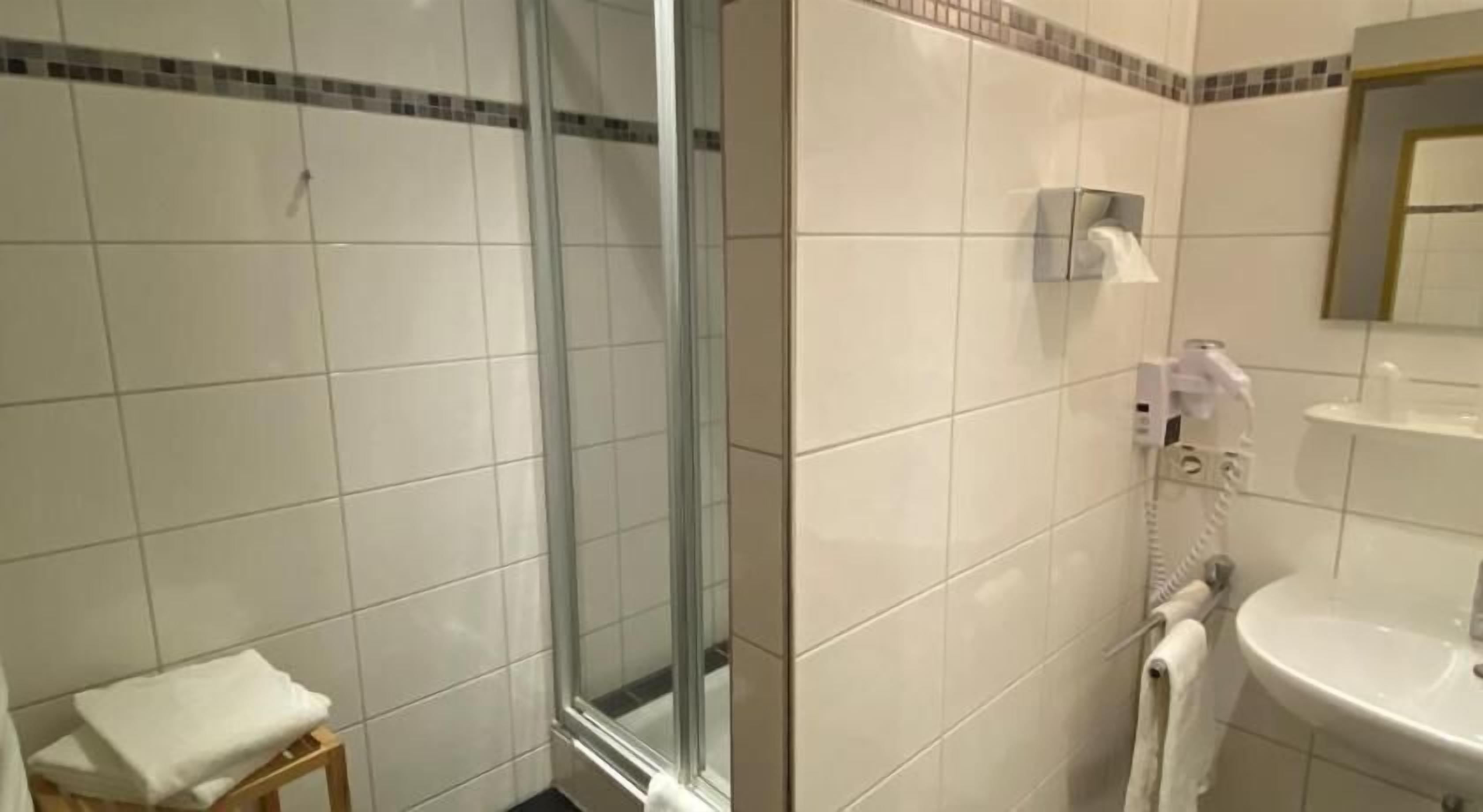 Baño | Amenidades de baño gratuitas, secadora de cabello, toallas, jabón 