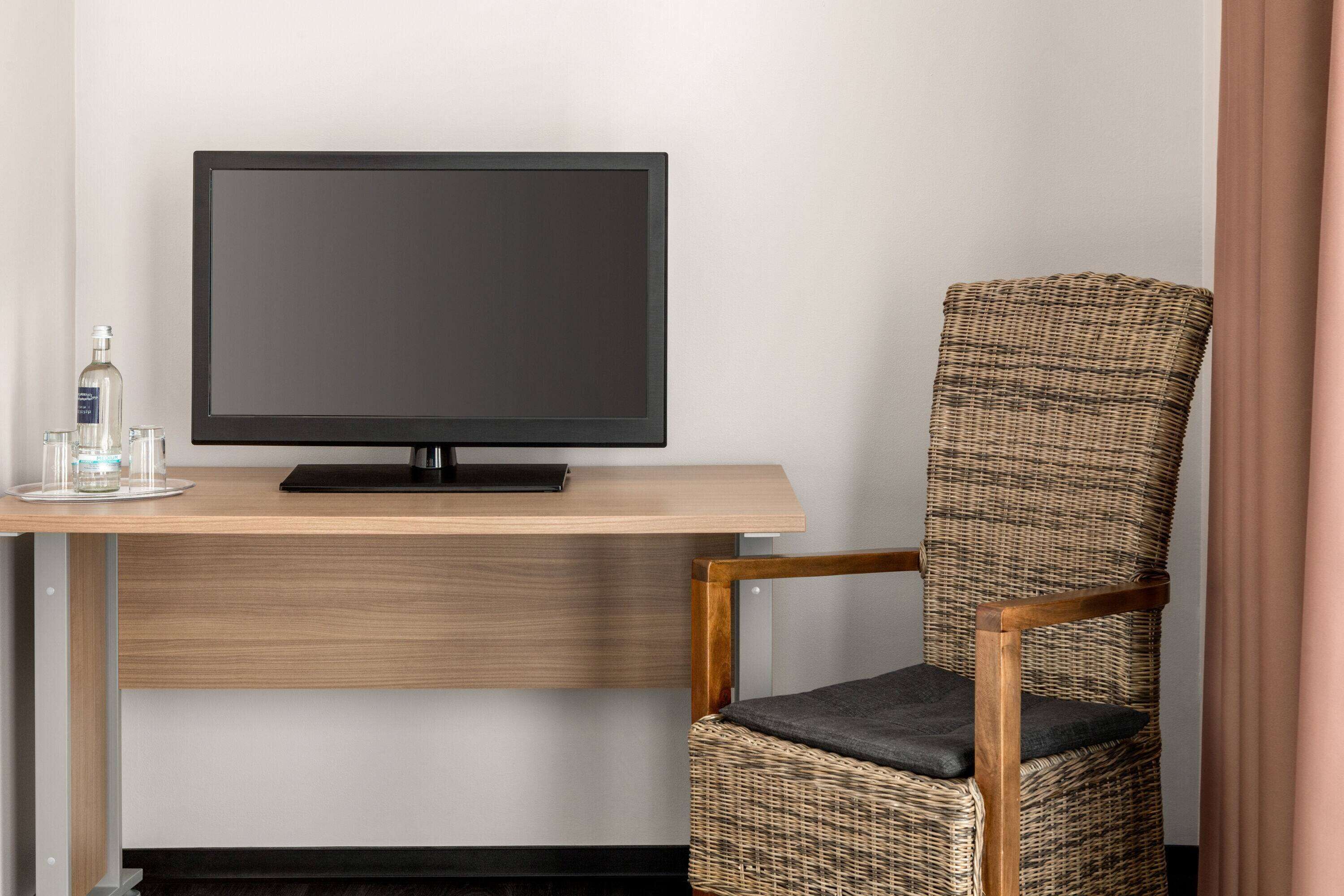 Premium bedding, in-room safe, desk, blackout drapes