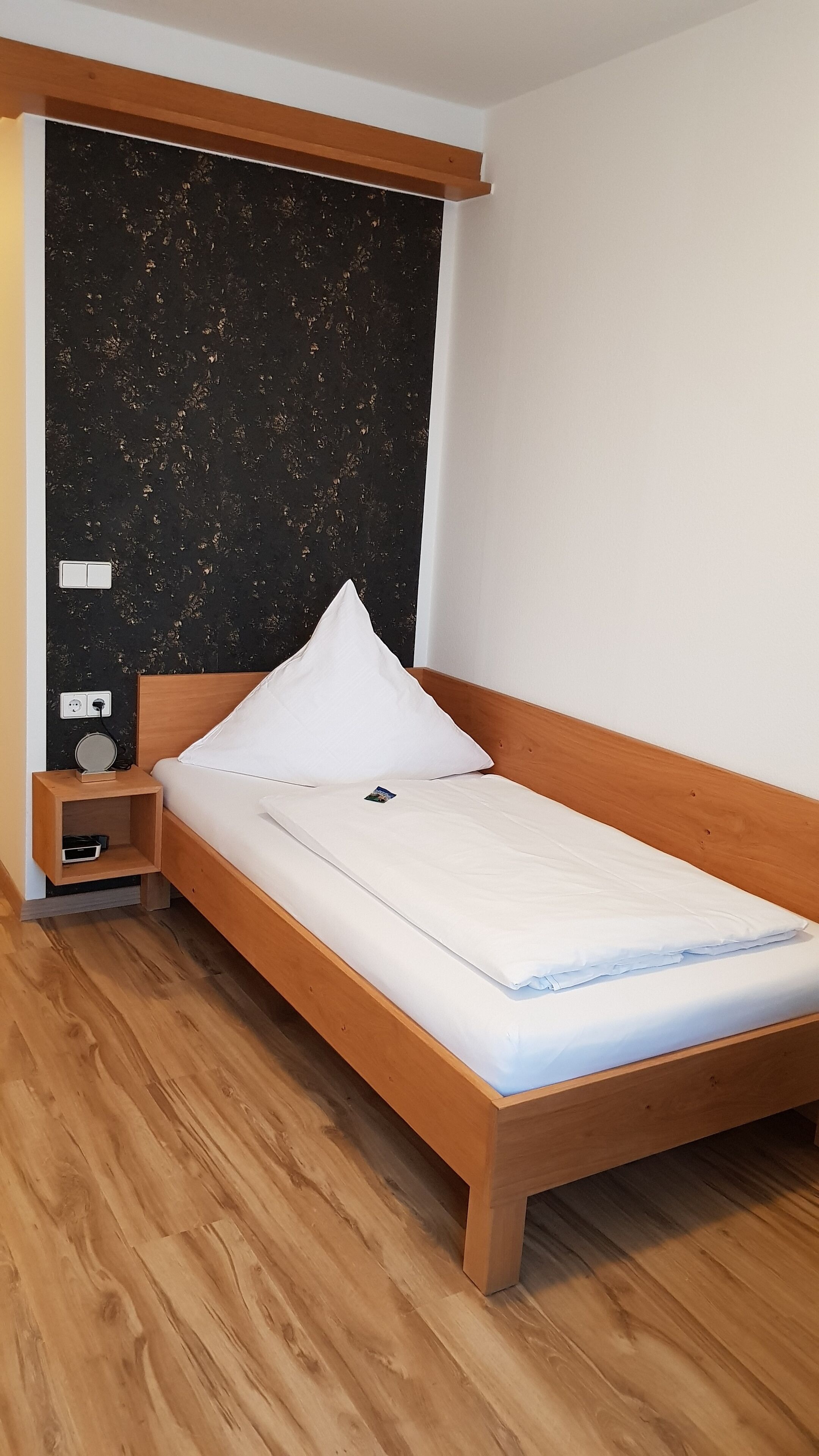 comfort single room | in-room safe, desk, free wifi, bed sheets