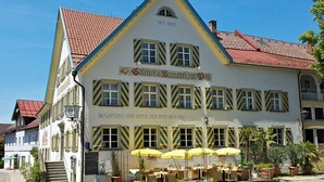 Un edificio tradicional con un letrero que dice 'Brauhaus und Hotel der Post Brauerei'.