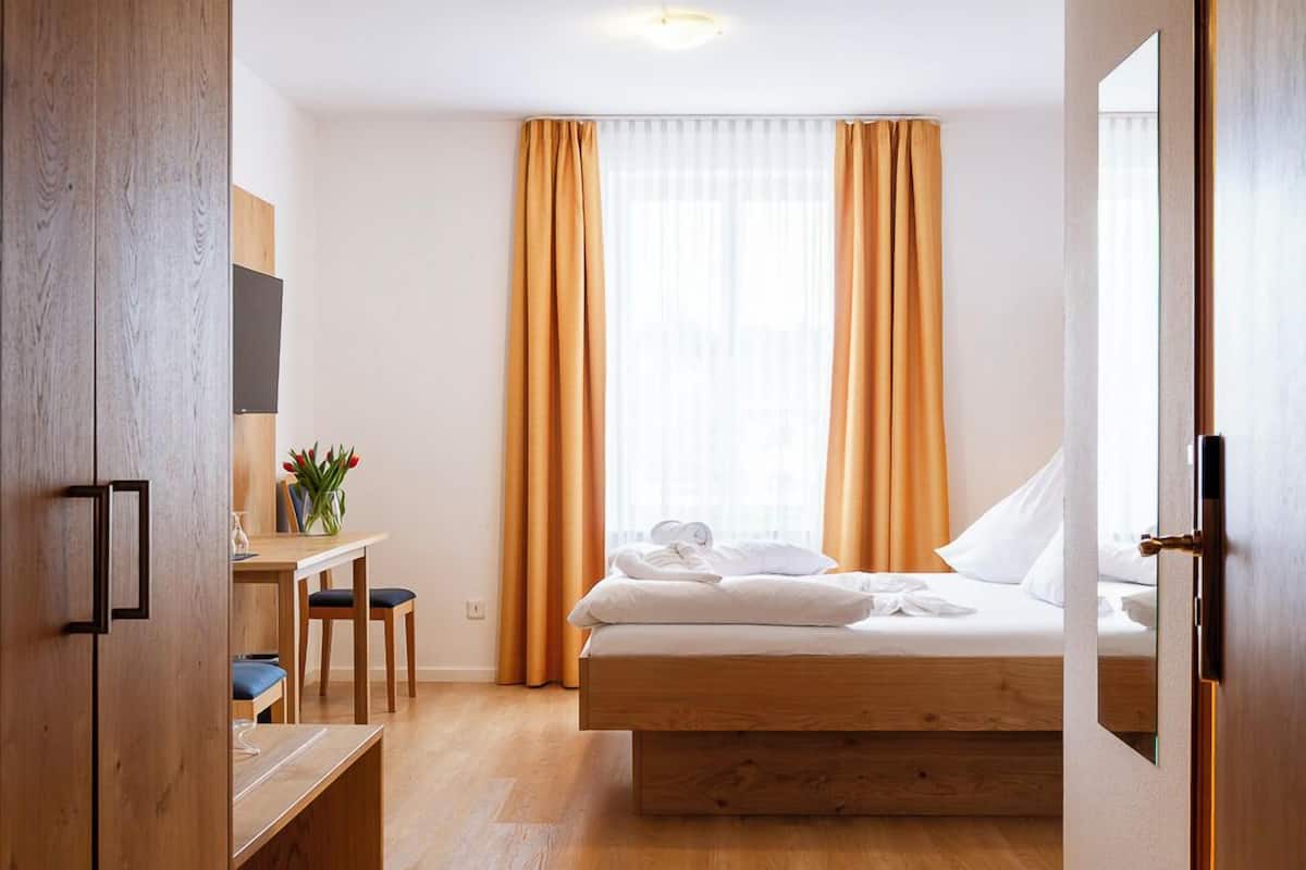 Une pièce comprenant un lit, un bureau et une chaise.