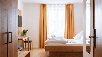 Dobbeltrom – comfort (Postedel) | Safe på rommet, skrivebord, wi-fi (inkludert) og sengetøy