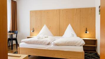 Comfort tweepersoonskamer, balkon | Een kluis op de kamer, een bureau, gratis wifi, beddengoed