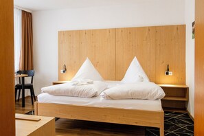 Quarto casal conforto, sacada | Cofres nos quartos, escrivaninha, Wi-Fi de cortesia, roupa de cama