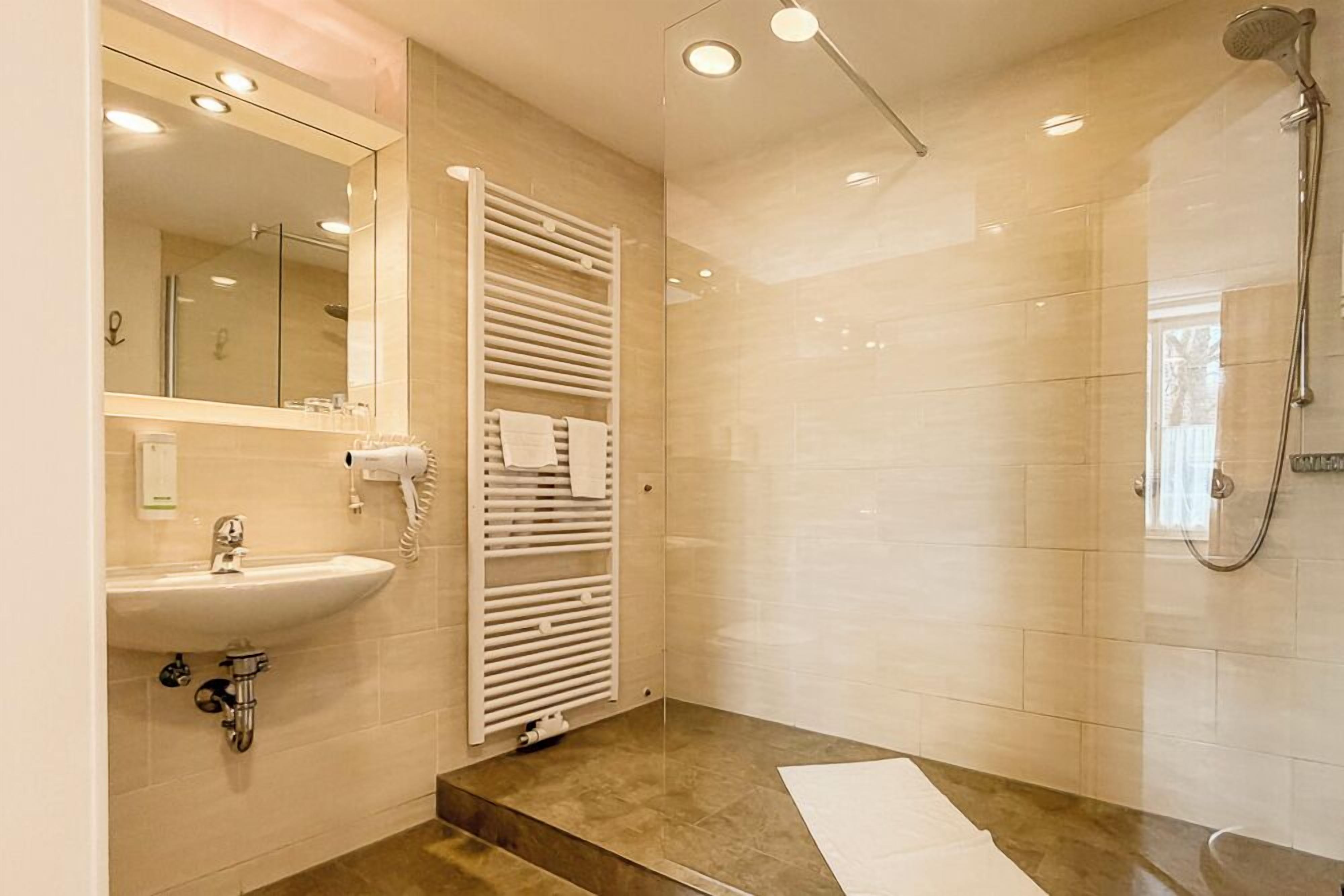 Comfort Double Room (Postedel) | In-room safe, desk, free WiFi, bed sheets