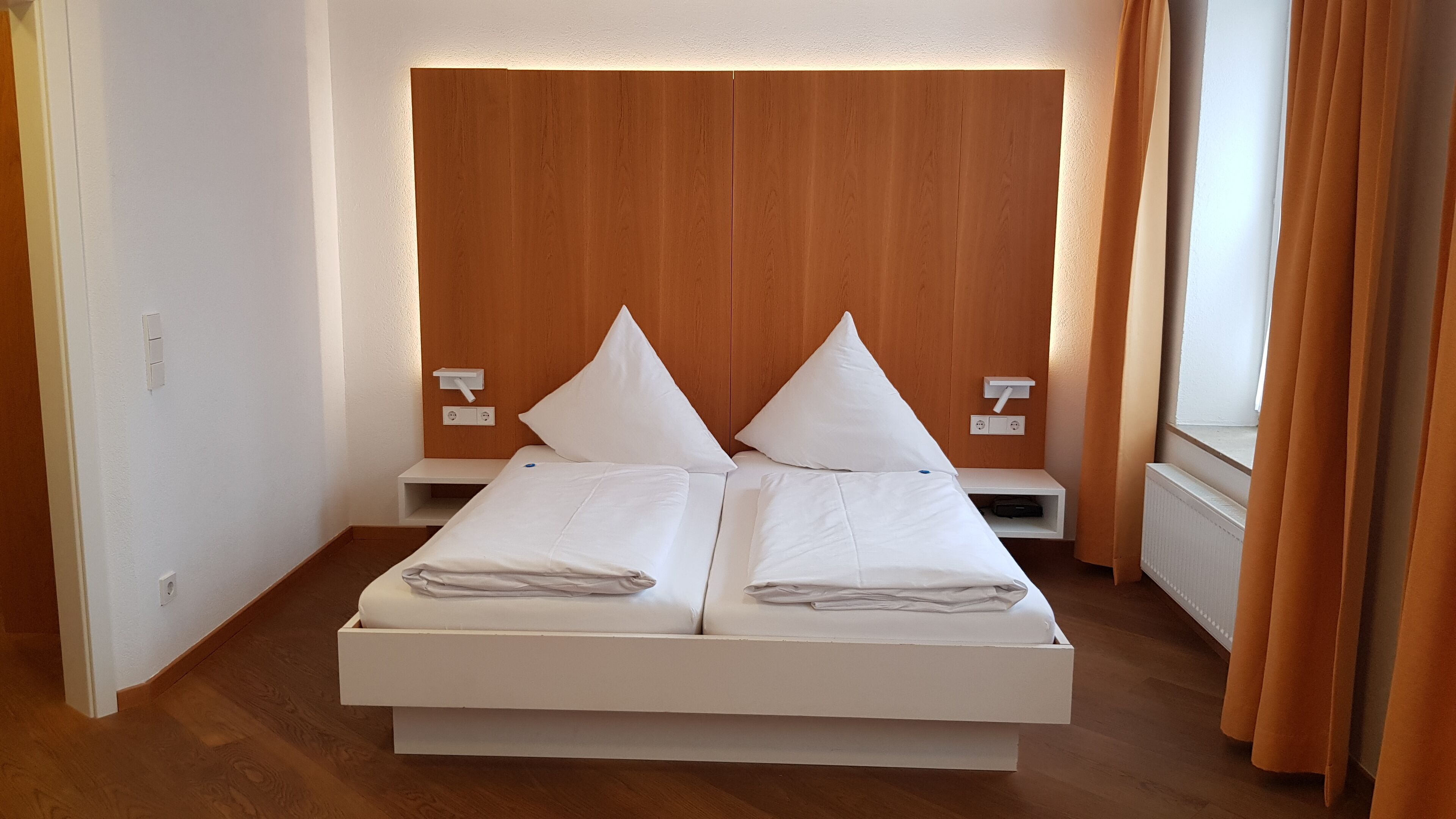 Coffres-forts dans les chambres, bureau, Wi-Fi gratuit, draps fournis