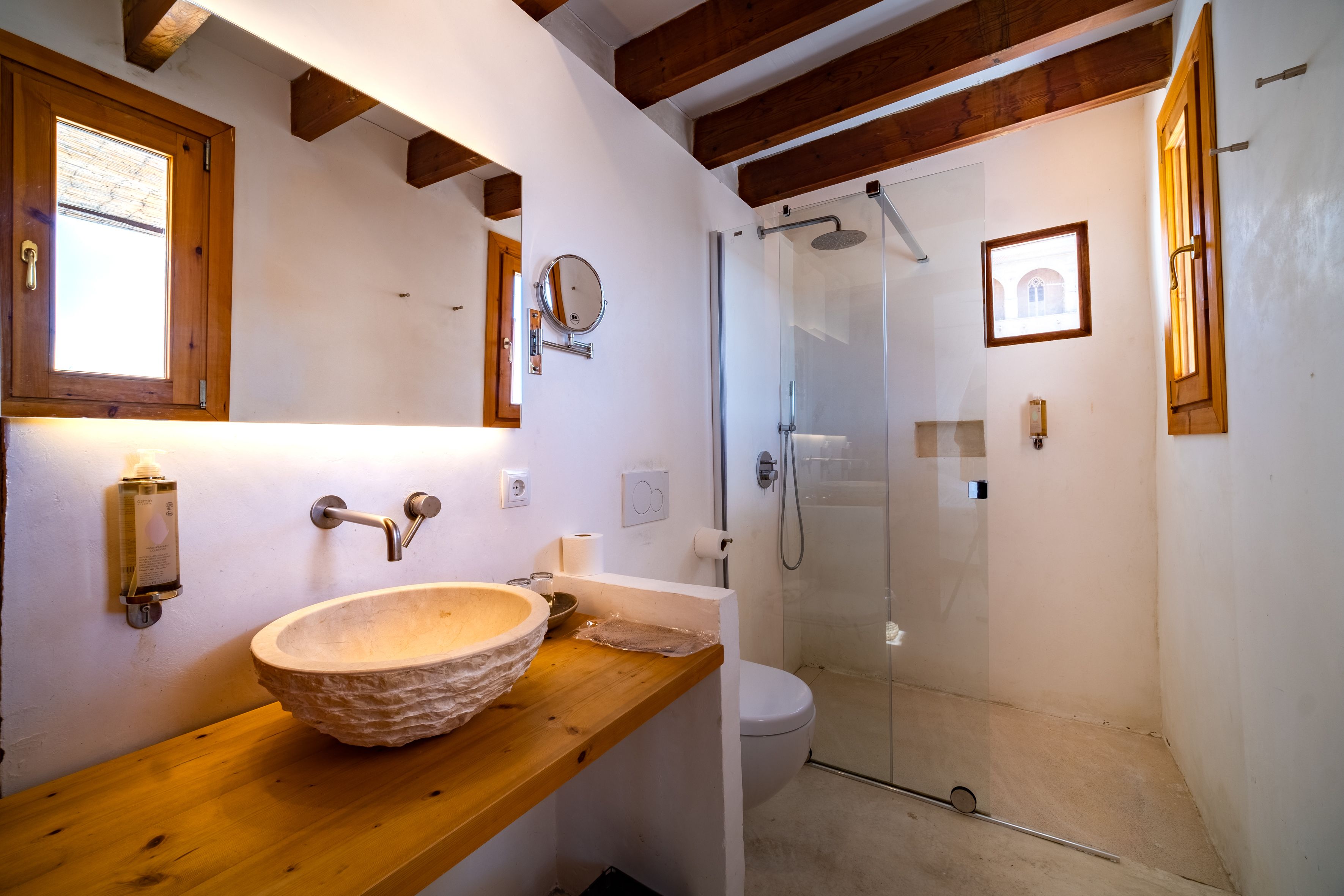 standard suite | bathroom | shower, free toiletries, hair dryer, towels