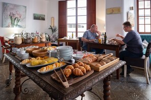 Daily buffet breakfast for a fee