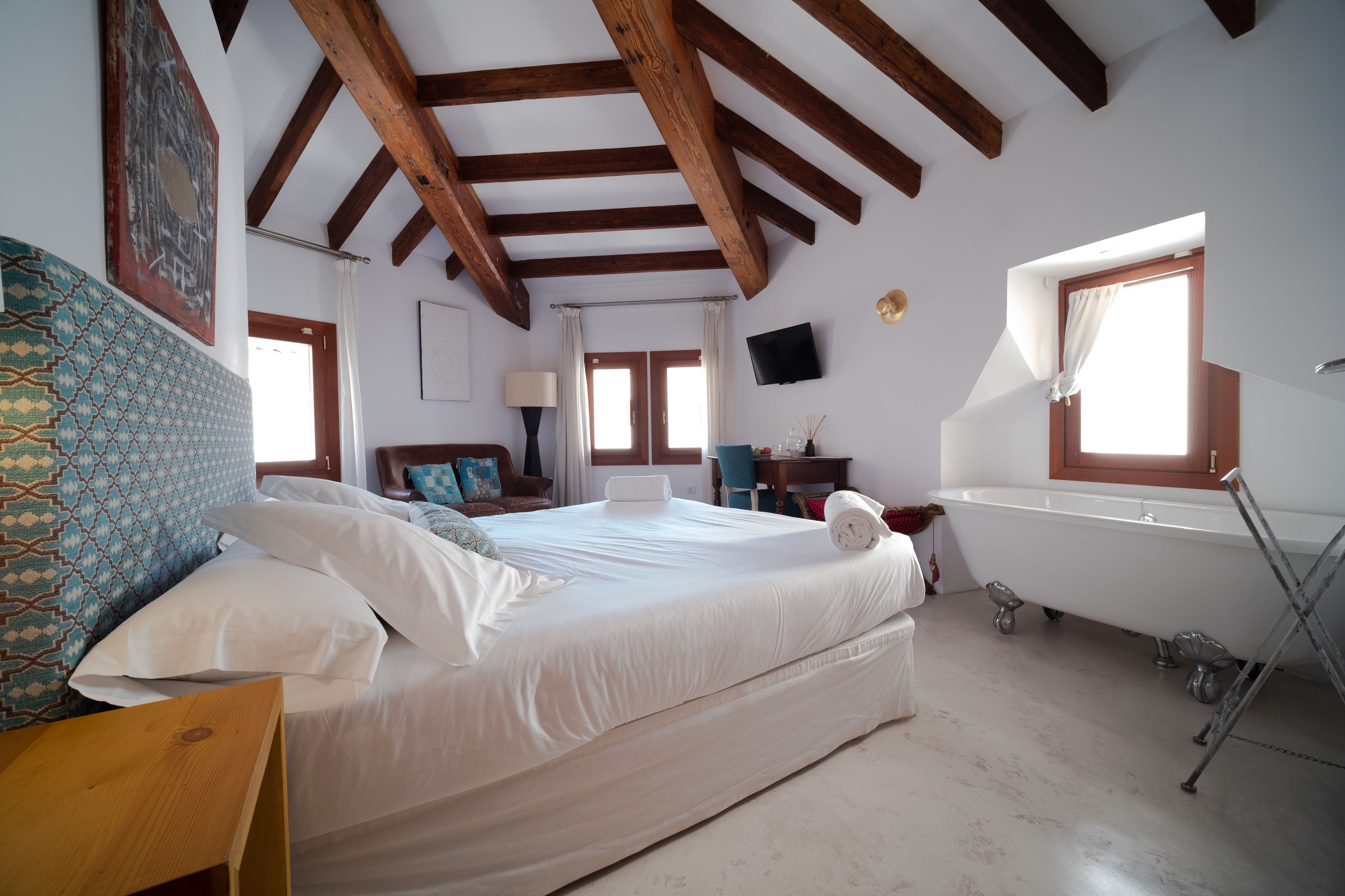 deluxe room | 1 bedroom, premium bedding, down duvets, memory-foam beds