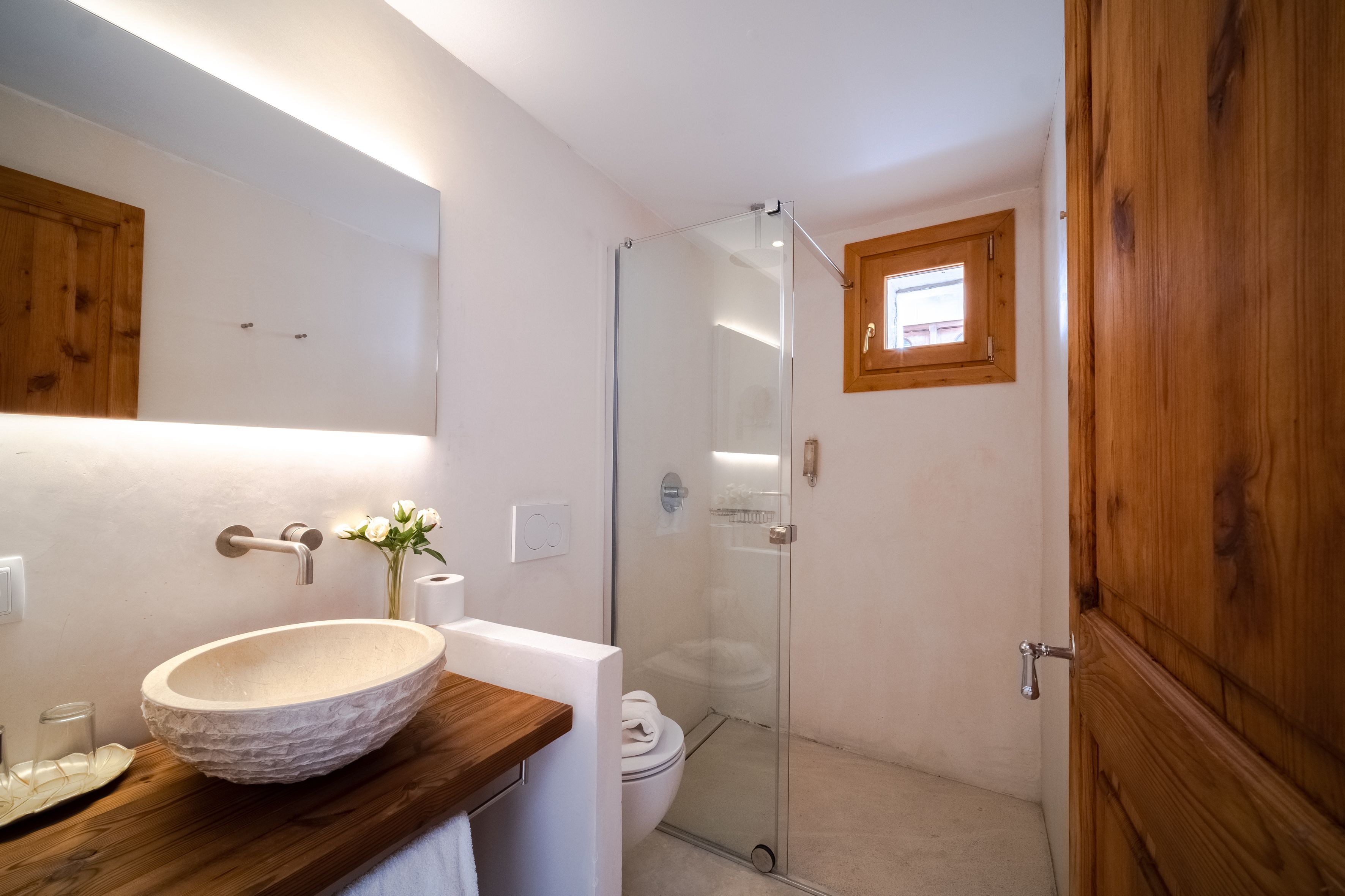 standard room | bathroom | shower, free toiletries, hair dryer, towels