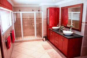 Ensemble douche/baignoire, articles de toilette gratuits