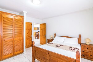 Caja de seguridad en la habitación y escritorio