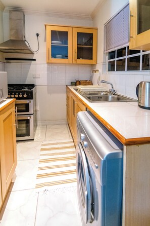 Großer Kühlschrank, Mikrowelle, Herdplatte, Geschirrspüler