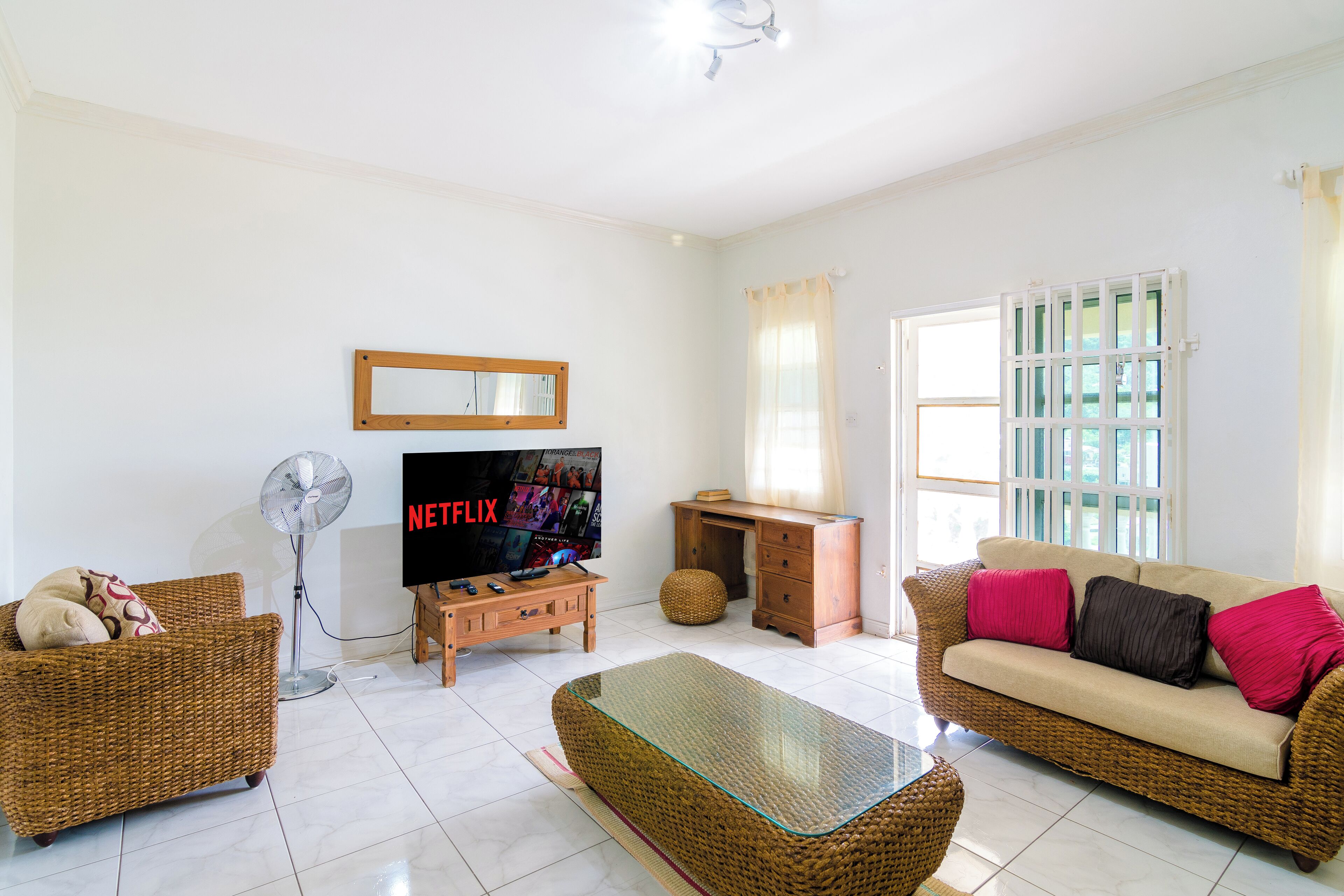 تلفزيون بحجم 50-بوصة يعرض قنوات تلفزيونية باشتراك مدفوع