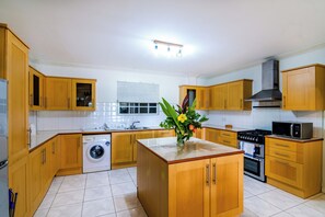 Full-sized fridge, microwave, stovetop, dishwasher - Woburn Villa Apartments (St. George's)