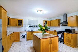 Refrigerador con freezer, microondas, placa de cocina, lavavajillas