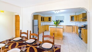 2 Bedroom Apartment - Apartment 1 | Eget kjøkken | Kaffetrakter/tekoker, kjøleskap, mikrobølgeovn og kokeplater