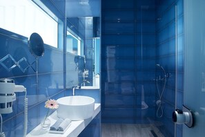 Bruser, gratis toiletartikler, hårtørrer, håndklæder