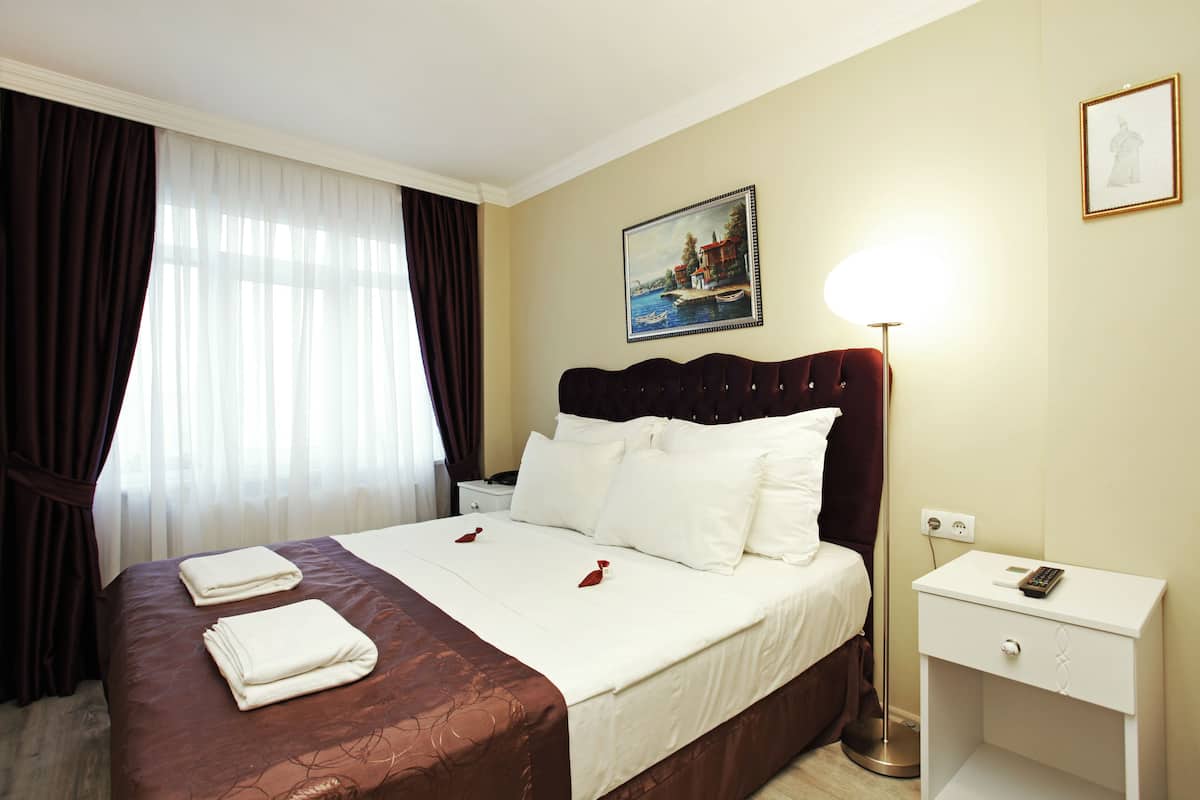 1 dormitorio, minibar, caja fuerte y escritorio