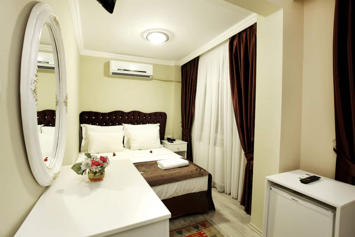 1 dormitorio, minibar, caja fuerte y escritorio