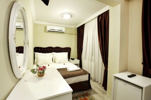 Minibar, safe på rommet, skrivebord og lydisolert