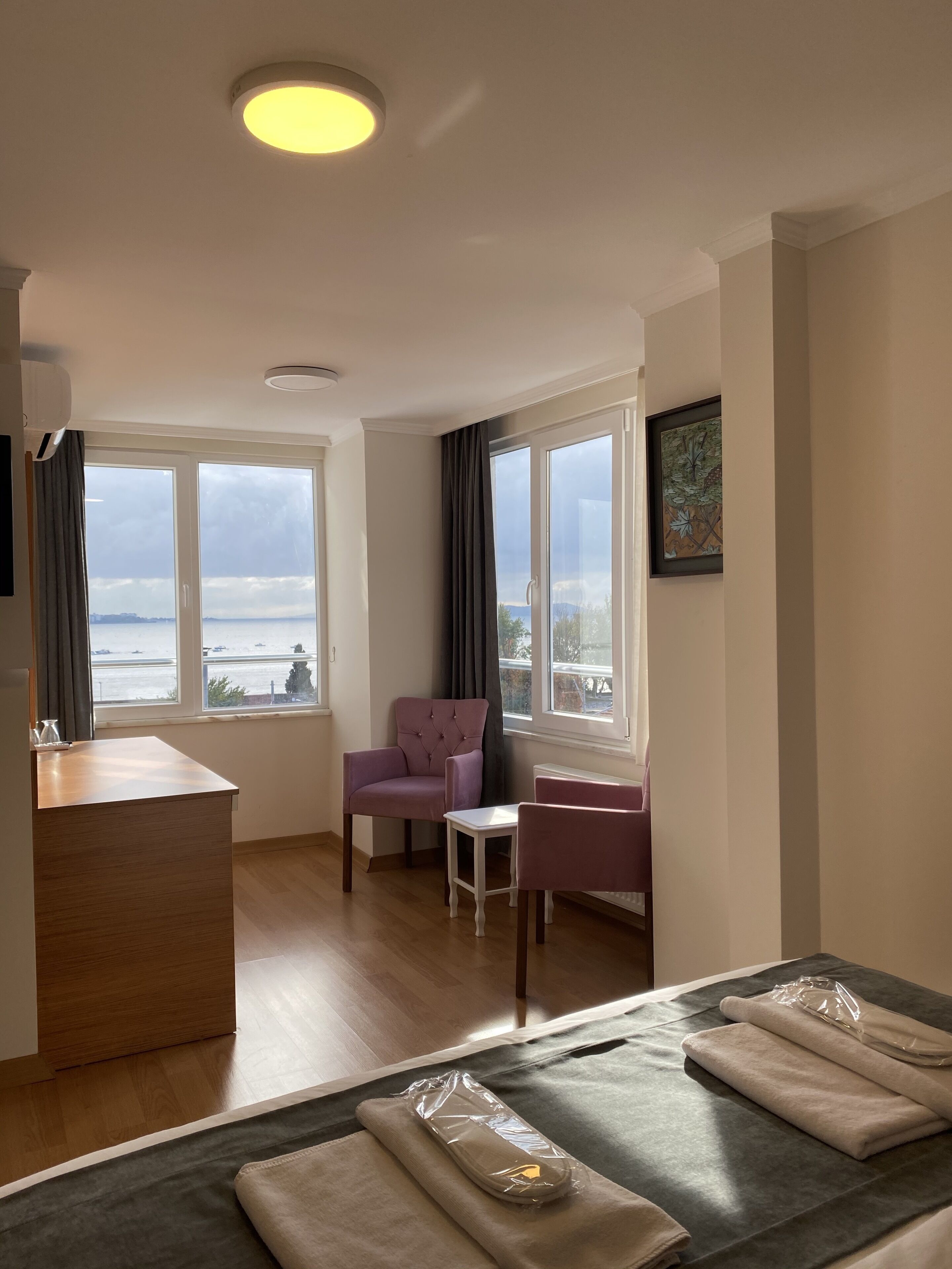 Quarto luxo | Frigobar, cofres nos quartos, escrivaninha, quartos à prova de som