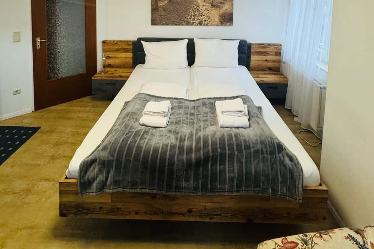 Leilighet – standard | Allergitestet sengetøy, safe på rommet og blendingsgardiner