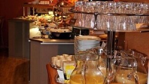 A buffet setup with various food items and a beverage station. - Hotel Diamant (Wedel)