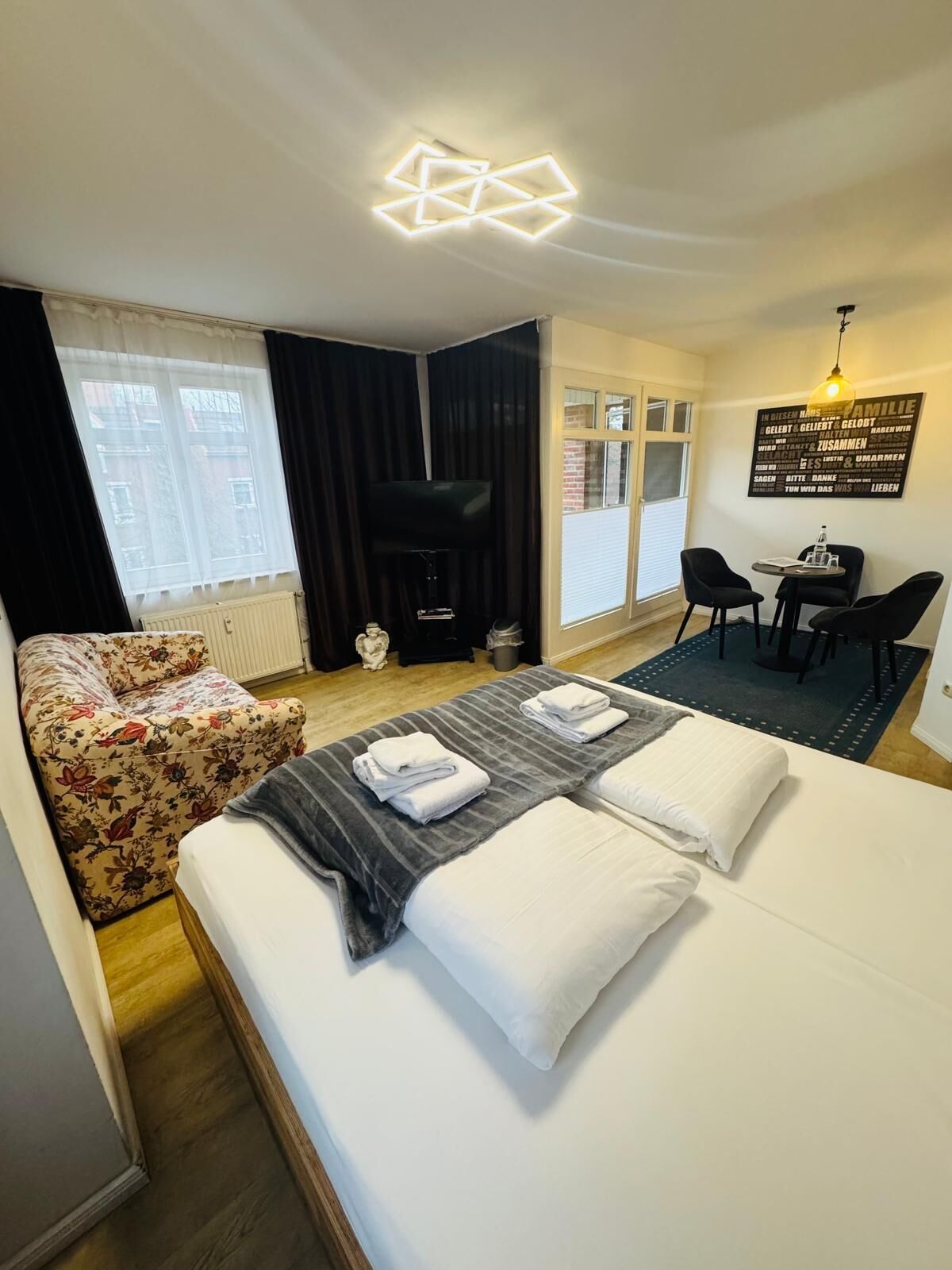 Standard-Apartment | Wohnbereich | Fernseher