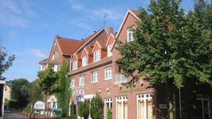 A traditional brick building with multiple windows and a sloped roof, likely a hotel or residential building. - Hotel Diamant (Wedel)