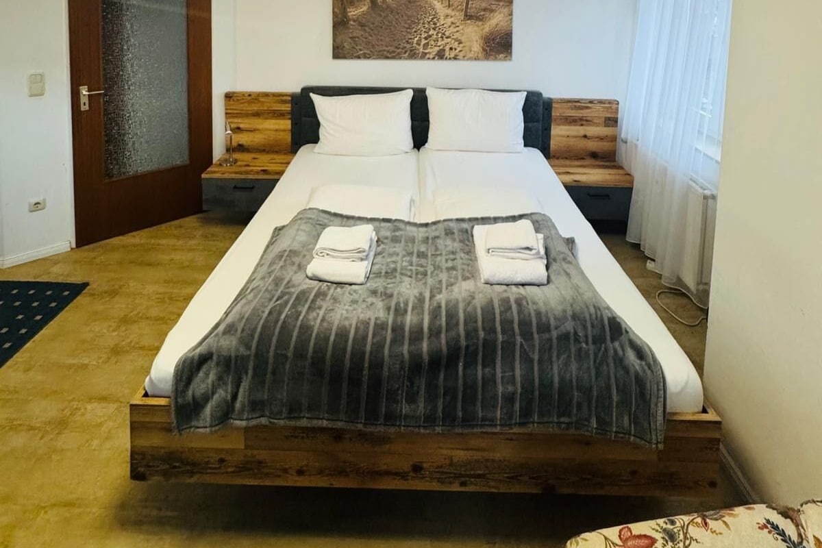 Ropa de cama hipoalergénica y caja de seguridad en la habitación 