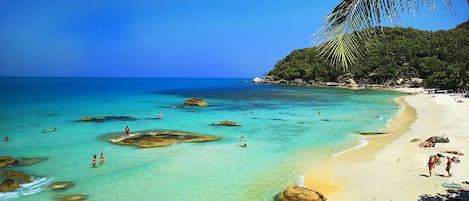 Playa en los alrededores y playa de arena blanca 