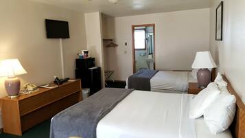 Habitación tradicional, 2 camas de matrimonio | 1 dormitorio, tabla de planchar con plancha, ropa de cama