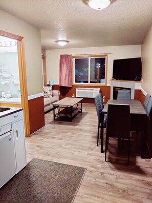 Junior Suite, 1 Queen Bed, 1 Double Bed, and 1 Sofa Bed (No Pets) includes Kitchenette | Iron/ironing board, bed sheets - Hillcrest Inn (Seaside)