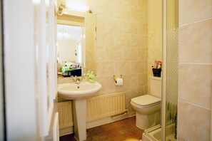 Shower, towels - Krakow B&B (Dundalk)