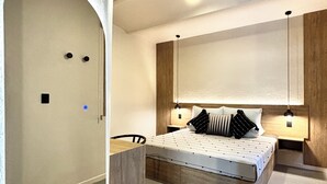 A modern bedroom with a large bed, bedside tables, and a mirror. - Casa Los Cantaros Hotel Boutique (Oaxaca)