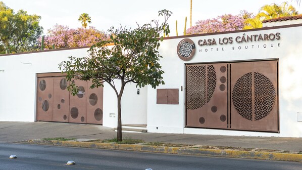 Un edificio con un letrero que dice 'CASA LOS CANTAROS HOTEL BOTIQUE'.