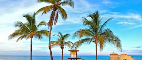 Nära stranden och vit sandstrand