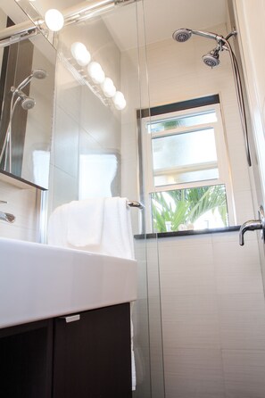 Double Studio: 2 Double Beds  | Baño | Ducha y toallas