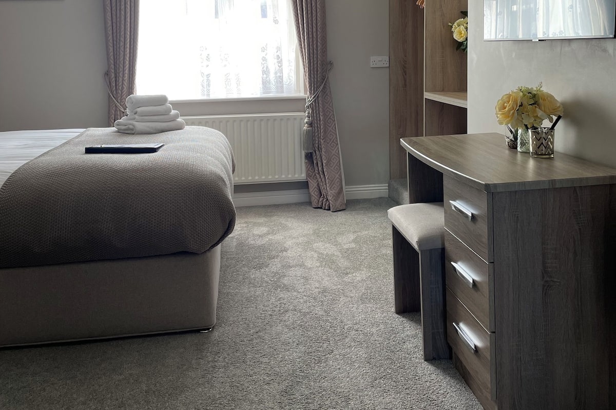 Habitación Deluxe con 1 cama matrimonial o 2 individuales, baño en la habitación | Escritorio, wifi gratis y ropa de cama